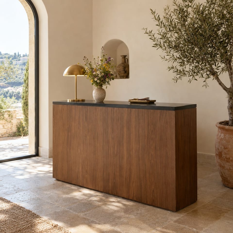 Entrée d'un local aux murs blancs, comptoir en noyer au dessus noir. Façade Classic Walnut D1, dessus Onyx RM29. Image d'ambiance aux teintes du catalogue.